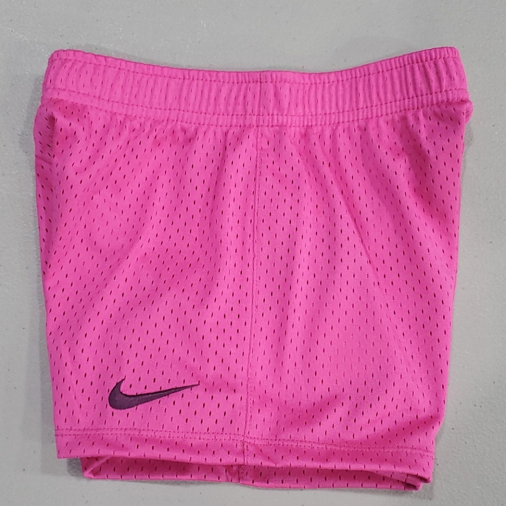 🆕 Nike mesh shorts in Laser Fuchsia